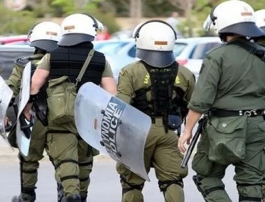 Ακροαριστεροί των Εξαρχείων ξυλοκοπήθηκαν ανηλεώς από πολίτες στην Πανεπιστημίου - Ακόμα τρέχουν...
